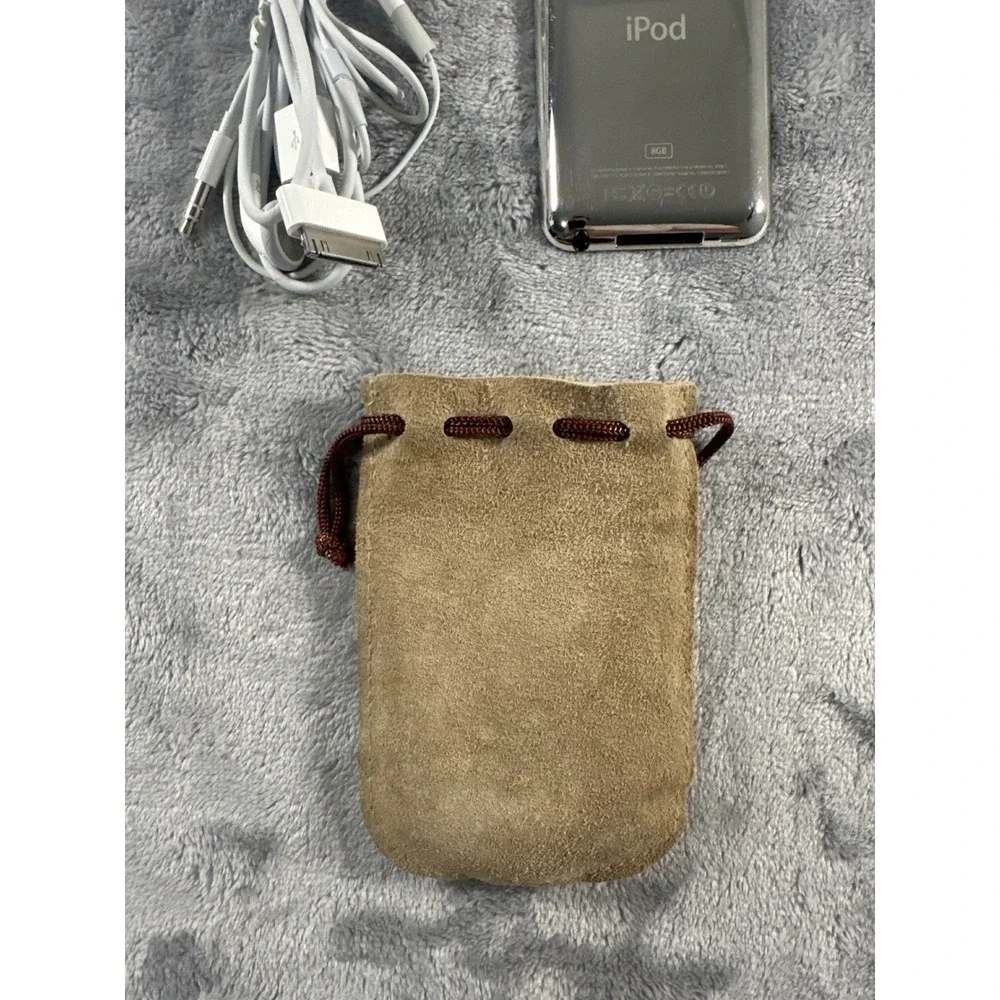 Apple iPod Touch 4th Gen 8GB Chrome A1367 Bundle UNTESTED